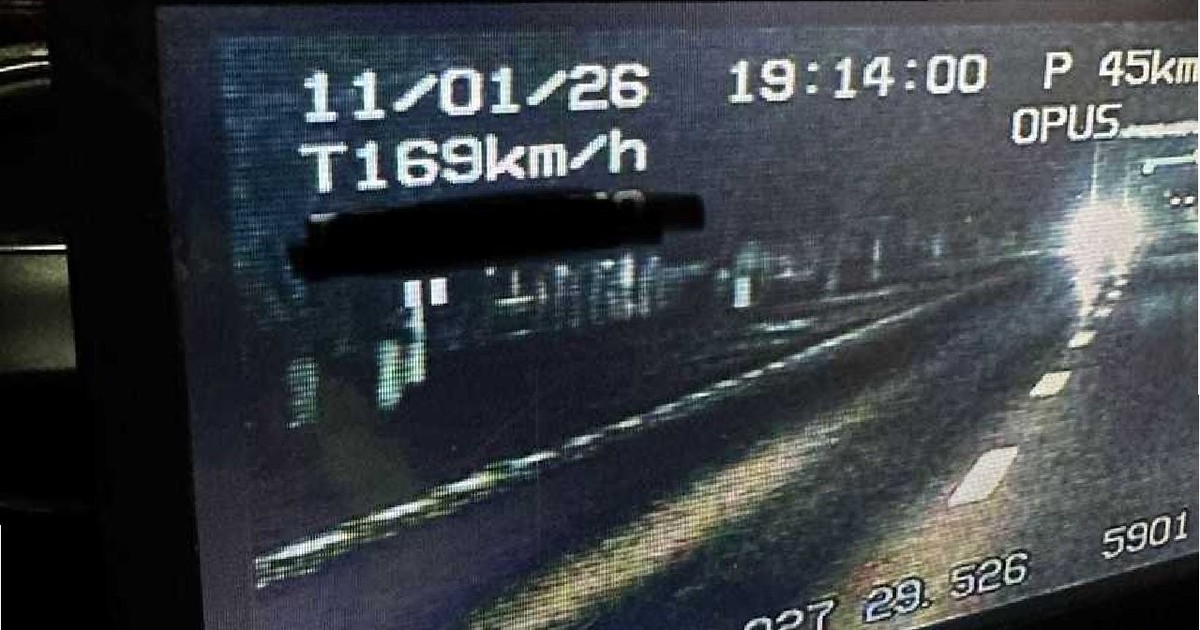 Imagine de pe radar din masina de politie, cu soferul prins când circula cu 169km/h in localitate, in judetul Galați