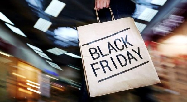 Aparate foto la reducere de Black Friday 
