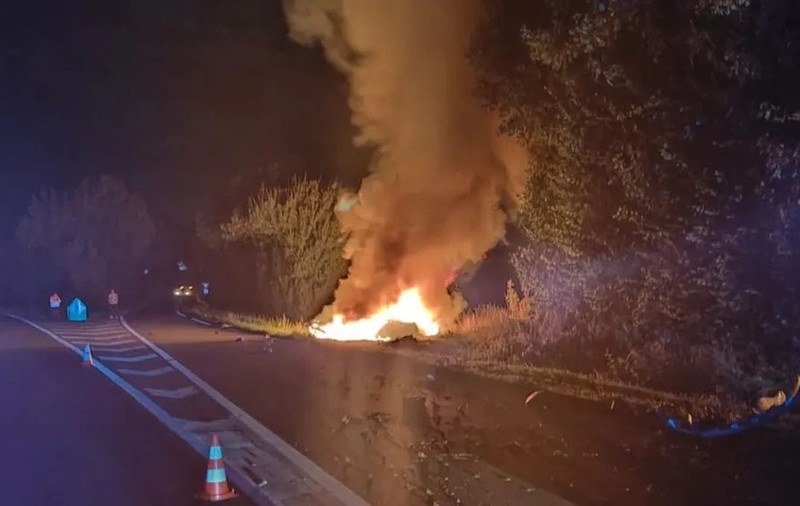 Patru morți într-o mașină Tesla care a luat foc după ce a ieșit de pe șosea, în Franța