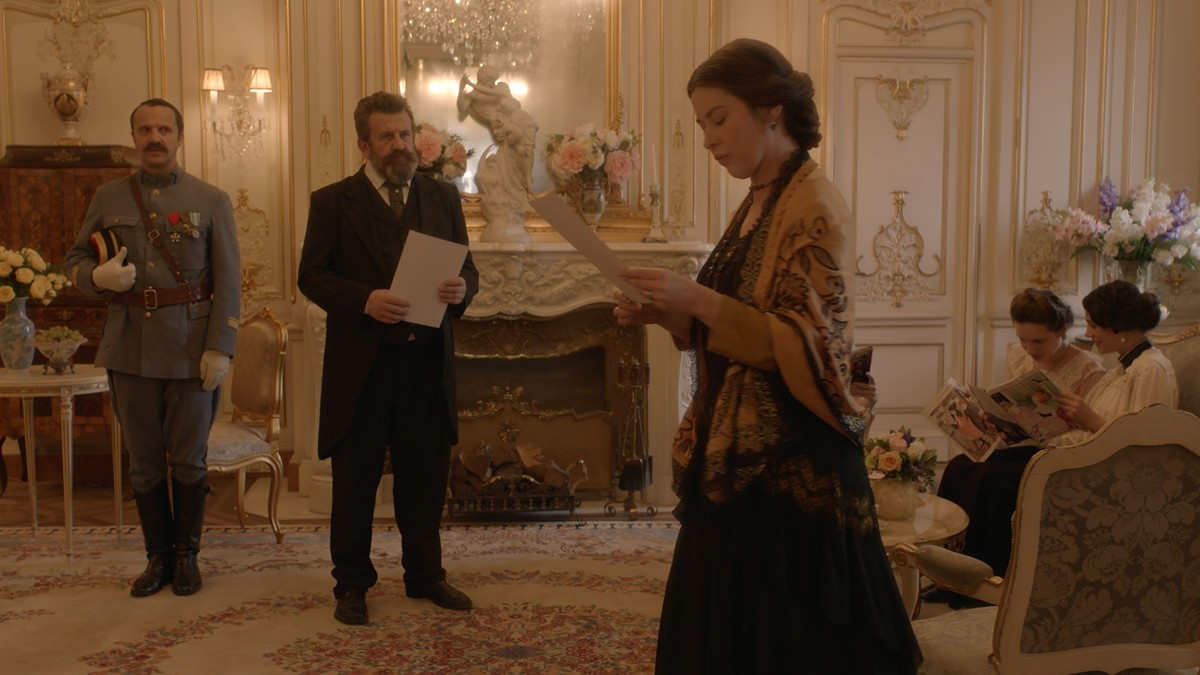Adrian Titieni îl joacă pe Ionel Brătianu în „Maria, Regina României”. Scenă din film