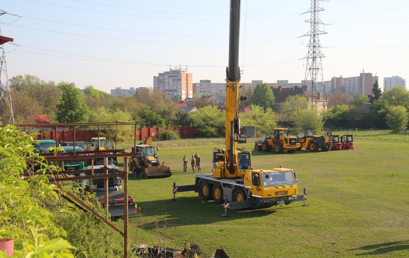 FOTO | Armata instalează cel de-al treilea spital mobil pentru lupta împotriva Covid-19. Va fi montat pe un stadion din Timișoara
