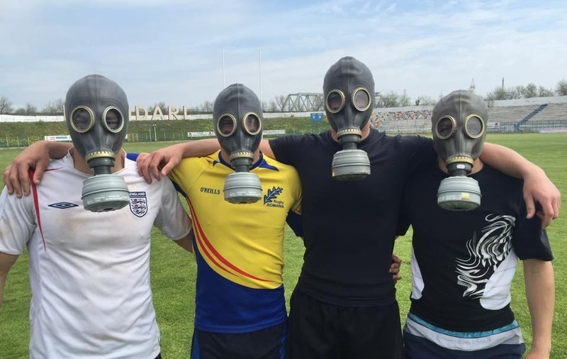 Rugbyștii unei echipe din România, în teren cu masca de gaze pe figură!