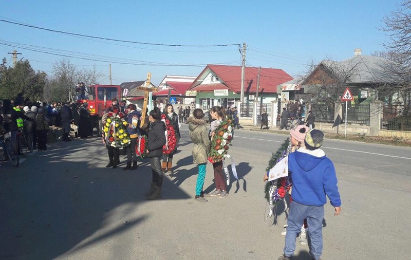 Fata ucisă de tatăl vitreg, condusă pe ultimul drum / VIDEO