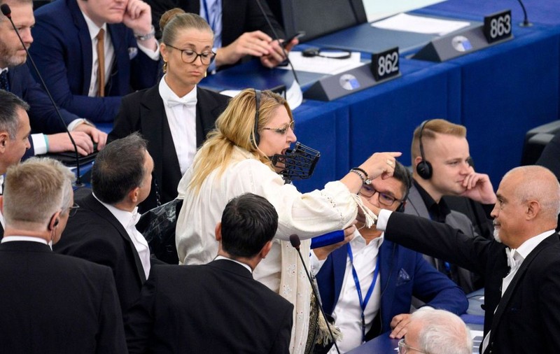Diana Șoșoacă l-a lăudat pe Nicolae Ceaușescu în Parlamentul European și s-a ales cu plângere penală: „Nimeni nu l-a egalat vreodată”