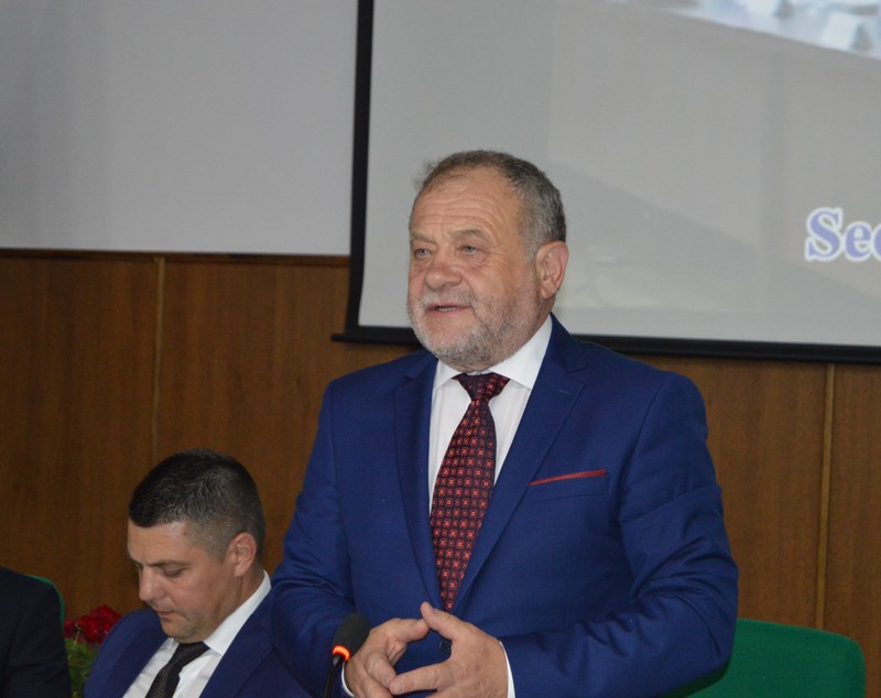FOTO/ Secera și ciocanul, simbolurile comunismului, dăinuie pe holurile Consiliului Județean Vaslui. ”Sunt expresii ale realismului socialist în artă”