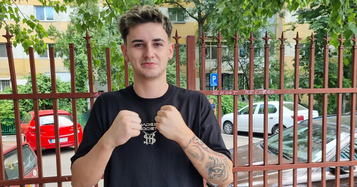 Tânăr care își încordează muschii si ne arata pumnii