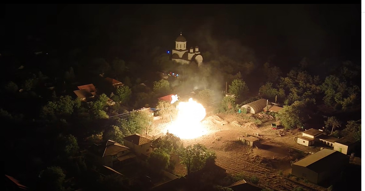 O flacără puternică a izbucnit în apropierea unor case și a unei biserici din Amara, în urma unei explozii a unei pungi cu gaz, august 2025