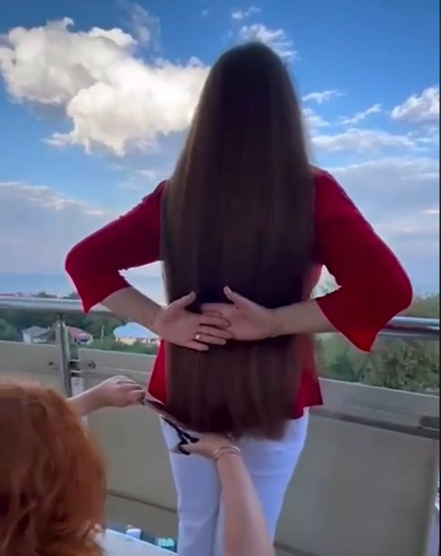 Maria Dragomiroiu, virală pe TikTok după ce s-a tuns „numai 10 centimetri”. Cum arată cântăreața acum