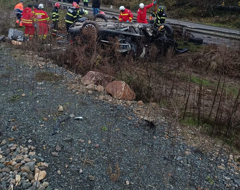 Un buldoexcavator de 25 de tone a căzut peste o mașină în care se aflau două tinere, pe DN7. Una a murit, cealaltă a fost grav rănită | FOTO