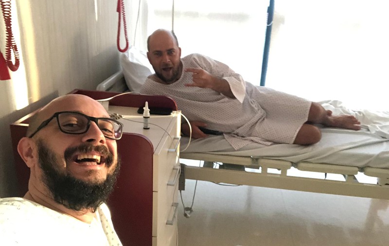 Prezentatorul și regizorul show-ului “Te cunosc de undeva!”,  Cosmin Seleși și Cătălin Bugean, pe patul de spital " | FOTO
