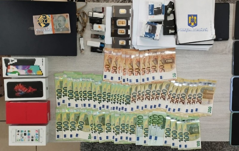 Percheziții DIICOT la Timiș într-un dosar de infracțiuni în domeniul bancar. Angajata unei bănci ar fi furat timp de 11 ani din conturile clienților