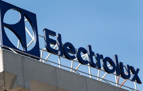 Electrolux reduce la jumătate producția și concediază 1.700 de angajați, în toate fabricile din Italia