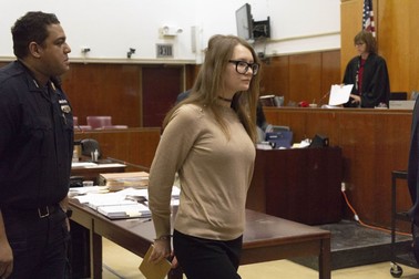 Anna Sorokin, pe numele ei real, în Tribunalul din New York în 2019 | Foto: Hepta