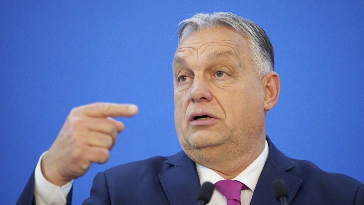Prim-ministrul Ungariei, Viktor Orban sustine declaratii de presa alaturi de premierul Marcel Ciolacu (nu este in imagine) la Palatul Victoria din Bucuresti, vineri, 20 decembrie 2024. Orban poartă un costum albastru, cămașă albă și cravată violet.