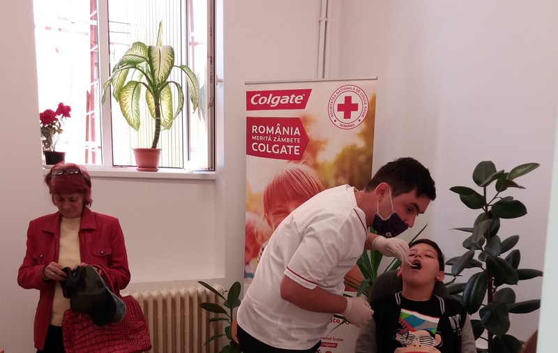 România are cel mai mare număr de copii cu carii dentare din Europa. Doctorul Măseluță îi învață cum să se spele pe dinți