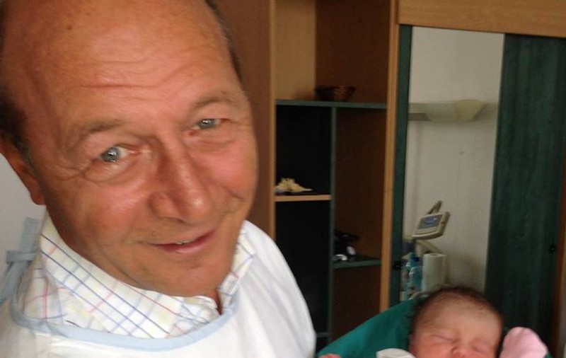 PRIMA FOTOGRAFIE a NEPOATEI PREŞEDINTELUI! Traian Băsescu, CU OCHII ÎN LACRIMI : "Seamănă cu mine"