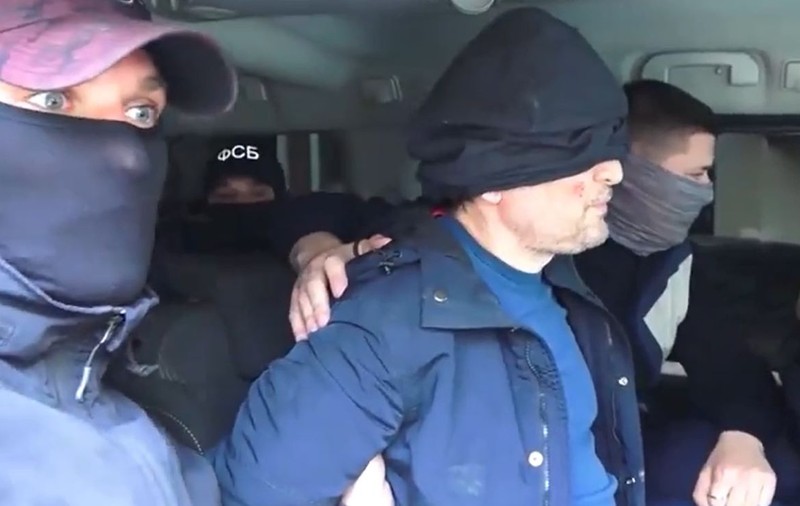 Momentul în care FSB-ul rusesc îl arestează pe un bărbat suspectat de colaborare cu CIA | VIDEO