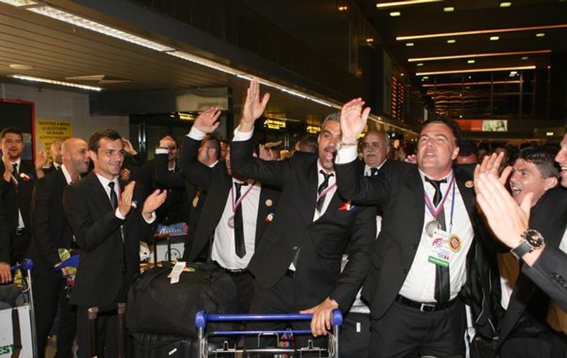 Temişan şi Enache au dat tonul distracţiei pe aeroportul Otopeni | FOTO