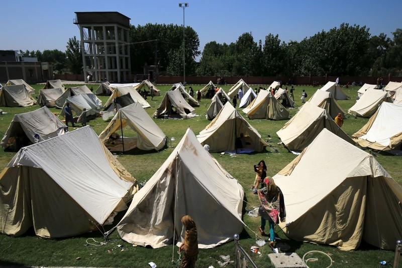 Mulți pakistanezi au rămas fără locuințe și s-au refugiat în taberele puse la dispoziție de autorități. FOTO: EPA