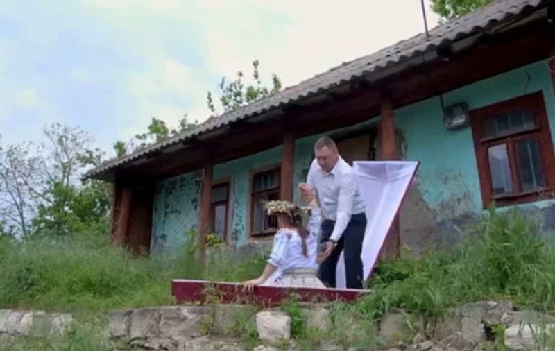 Un partid din Republica Moldova a adus un sicriu la lansarea campaniei electorale