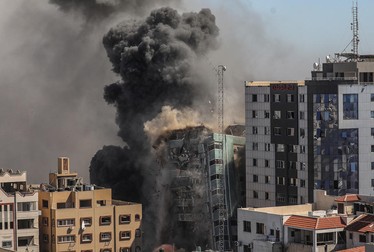 Clădirea Al-Jalaa, care găzduia apartamente și sediul agenției de presă Associated Press şi al postului Al Jazeera din Gaza, distrusă de o rachetă | Foto: EPA