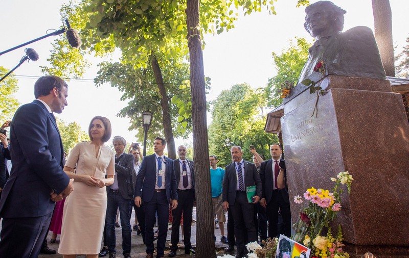 Emmanuel Macron, omagiu pentru Mihai Eminescu în timpul vizitei la Chişinău