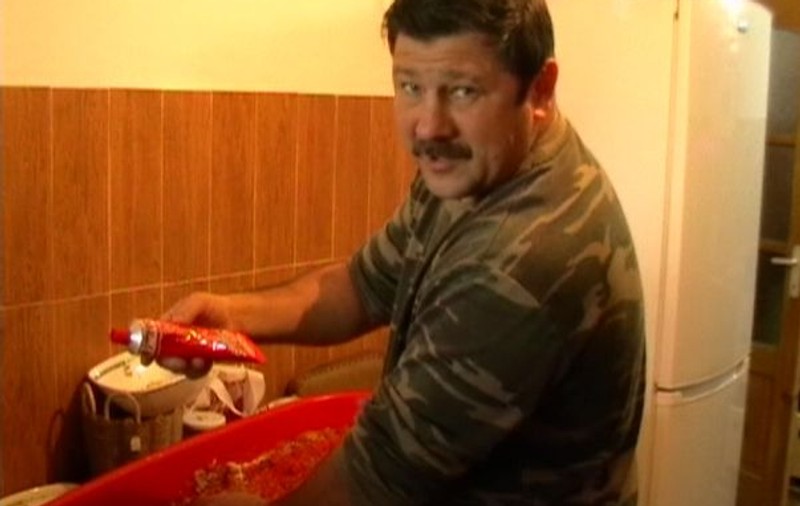 Fostul campion de box Francisc Vastag e rege în preparatul cărnii şi a vânatului. S-a luptat cu porcul!