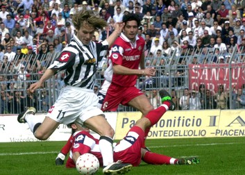 Pavel Nedved, tricoul alb, într-un meci cu Paicenza, din Serie A