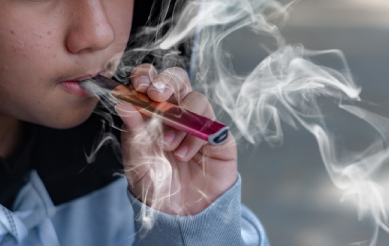 Fetiţă de aproape 3 ani, din Maramureș, filmată în timp ce fumează. Poliţia a sesizat DGASPC
