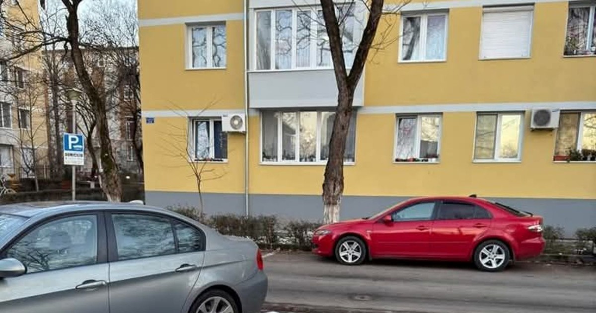 Mașină de spălat lăsată pe un loc de parcare, în București