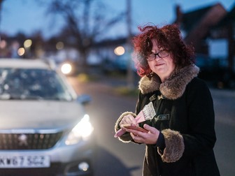 Camelia dimineața, înainte să plece la serviciu, Rugby, UK