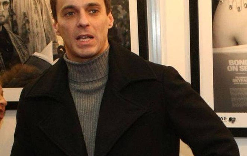 Mircea Badea ÎNVAŢĂ SĂ SCHIMBE SCUTECE! Nu credeai CĂ O SĂ-L VEZI AŞA | FOTO ÎN ARTICOL