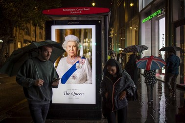 Imagini cu regina au apărut în multe locuri din Londra, joi seară