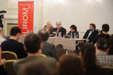 Noiembrie 2009 - Conferința de presă prilejuită de întâlnirea cu scriitorul britanic Salman Rushdie (centru). Foto: Agerpres