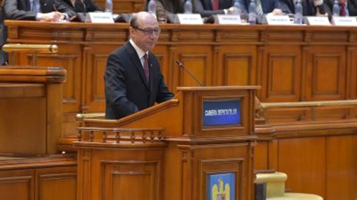 Tăriceanu și Băsescu, replici în plenul Parlamentului