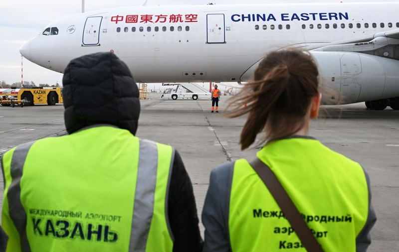 Companiile aeriene chineze își extind zborurile către și dinspre Europa, pe fondul evitării spațiului aerian rusesc de companiile europene