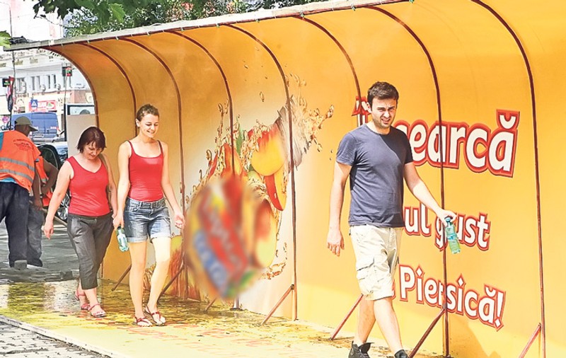 Vremea ne joacă feste! Azi plouă, mâine ne topim de cald