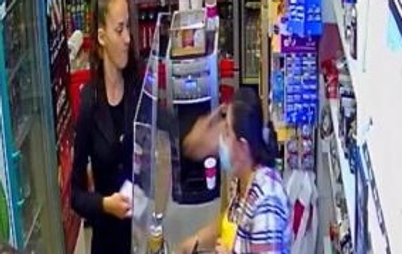 VIDEO | Vânzătoare din Baia Mare, pălmuită de o femeie pe care a refuzat să o servească pentru că nu purta mască de protecție