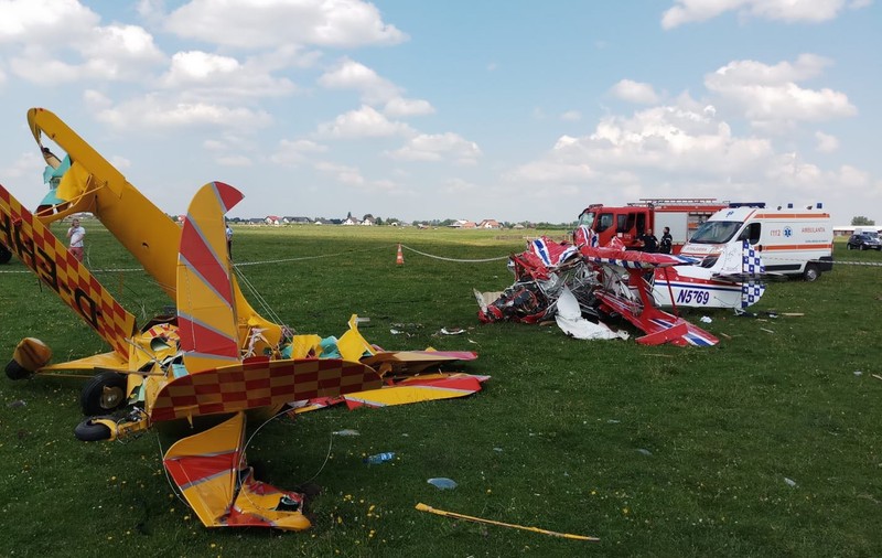 FOTO/ Poliția a deschis anchetă, după ce două avioane s-au ciocnit în zbor în județul Suceava! Un pilot a murit, altul este în stare gravă