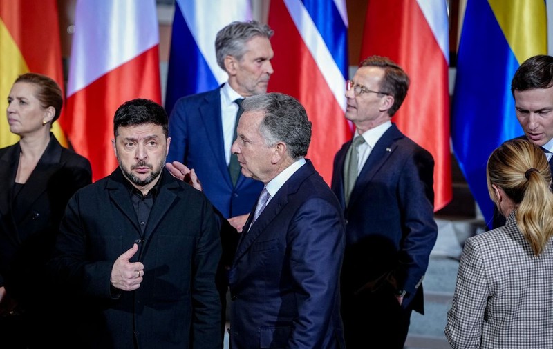 Oamenii lui Trump i-au dat un ultimatum lui Zelenski: „Acceptă garanțiile noastre de securitate «de platină» sau le pierzi”