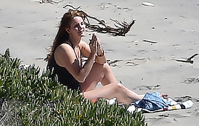 *EXCLUSIVE* Malibu, CA - Lana Del Rey looks grateful for a beautiful day at the beach. The singer recently uploaded a photo of herself back in the studio, having only released her latest album six months ago. It seems she is having a much needed break before heading back to work. AKM-GSI March 23, 2016 To License These Photos, Please Contact : Steve Ginsburg (310) 505-8447 (323) 423-9397 steve@akmgsi.com sales@akmgsi.com or Maria Buda (917) 242-1505 mbuda@akmgsi.com ginsburgspalyinc@gmail.com March 23 , 2016