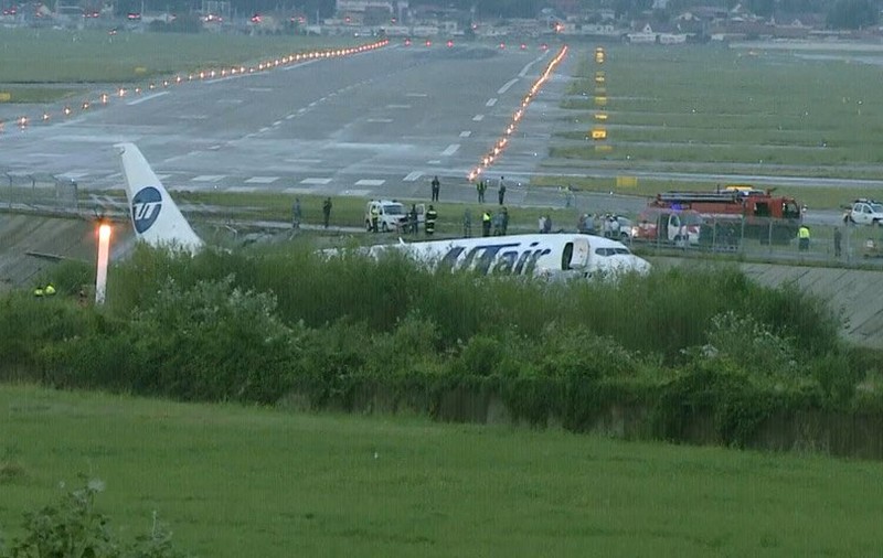 Un avion cu 170 de persoane la bord a luat foc pe aeroportul din Soci, după o aterizare ratată. Un mort și 18 răniți (VIDEO)