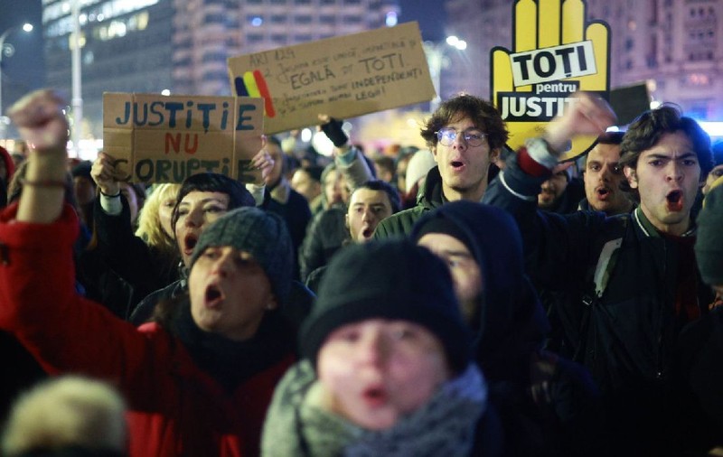 Mesajul unui tânăr pentru magistrați, după ancheta Recorder. Mii de oameni au protestat din nou, pentru a patra zi, în Piața Victoriei
