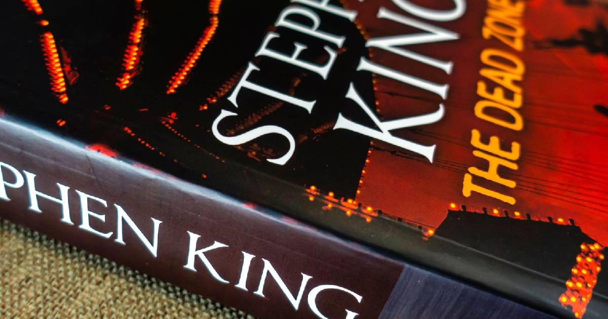 o carte a autorului Stephen King, așezată pe o masă