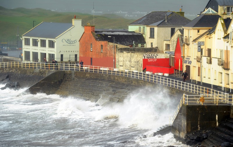 UPDATE | Uraganul Ophelia a ajuns în Irlanda, unde a făcut deja trei victime (FOTO)
