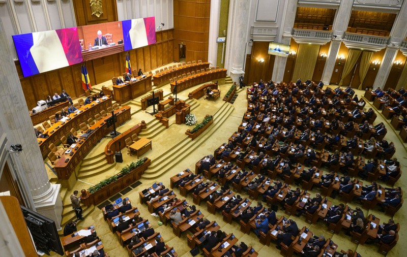 A doua şedinţă a Camerei Deputaţilor în noul Parlament. Deputaţii depun jurământul