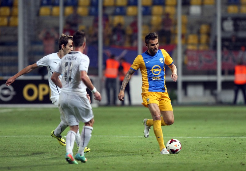 Adrian Mutu (la minge), în partida Petrolul - Viktoria Plzen, din turul III preliminar al Liga Europa FOTO: Vlad Chirea
