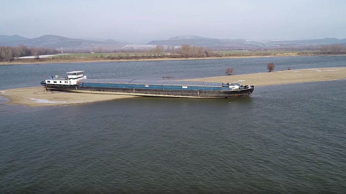 O navă românească a eșuat pe Dunăre, în Ungaria
