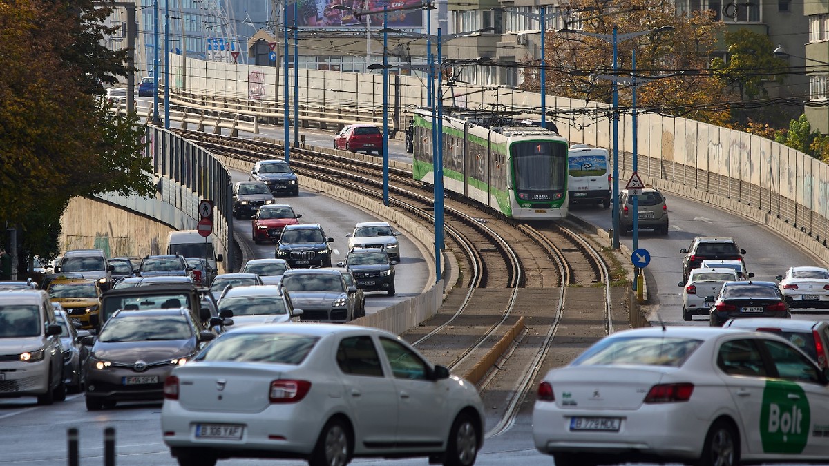 București, România. 4 noiembrie 2024: ASTRA Imperio Metropolitan, tramvai românesc cu articulație dublă, podea joasă și capacitate mare de transport, pe pasajul Basarab.
