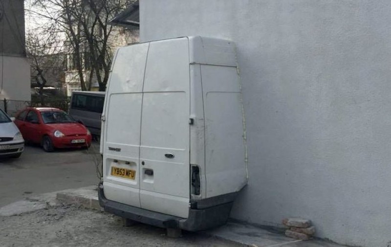 O dubă zidită într-un bloc din Bacău face senzație pe Internet. Ce s-a întâmplat cu ea după ce au văzut-o și polițiștii